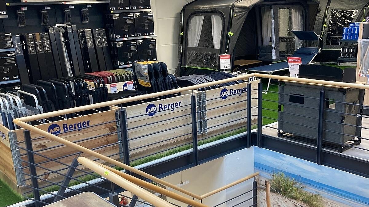 Innenaufnahme vom Berger Freizeitmarkt bei Ullrich Caravaning in Bad Salzuflen. Zu sehen ist ein Treppenaufgang sowie ein aufgebautes Campingzelt.