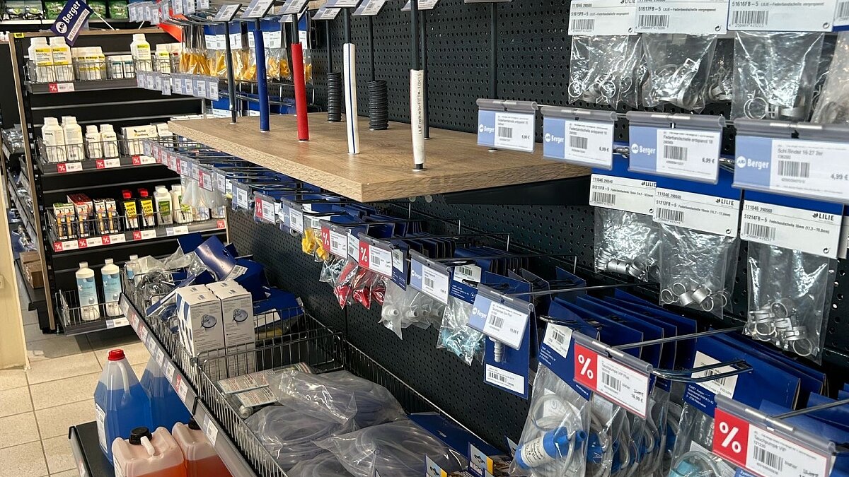 Innenaufnahme vom Berger Freizeitmarkt bei Ullrich Caravaning in Bad Salzuflen. Nahaufnahme von einem Regal mit Camping-Equipment.