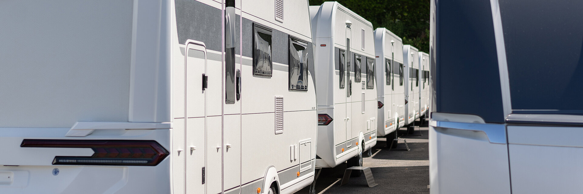 Hintereinander aufgereihte Wohnwagen auf dem Hof von Ullrich Caravaning in Bad Salzuflen.