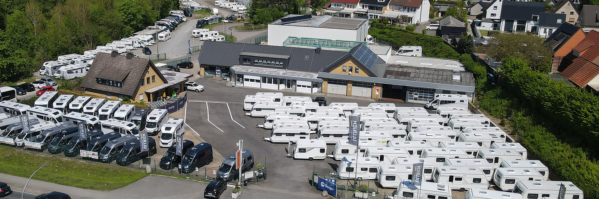 Außenaufnahme aus der Luft vom gesamten Gelände von Ullrich Caravaning in Bad Salzuflen. 