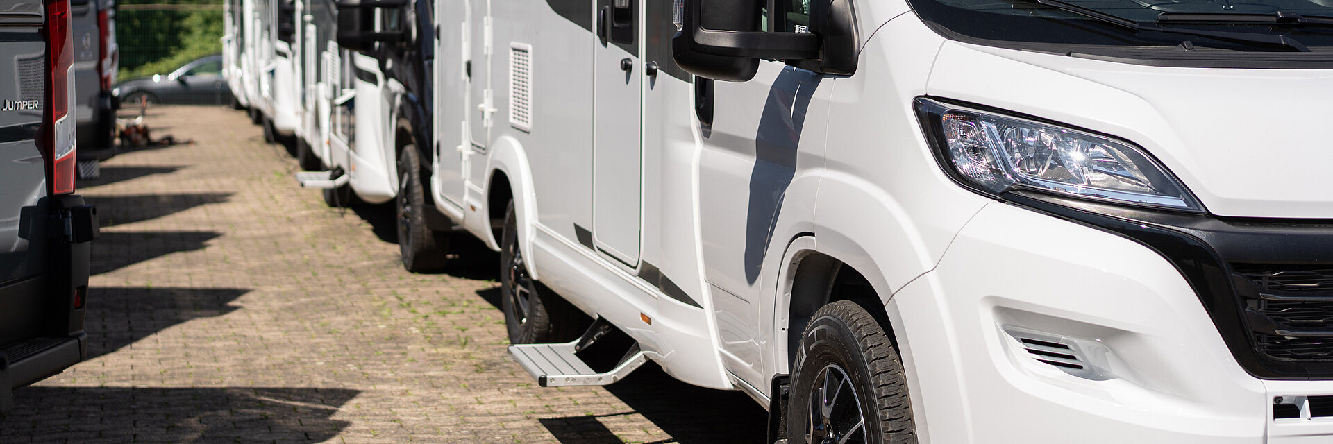 Hintereinander aufgereihte Wohnmobile von Hobby auf dem Hof von Ullrich Caravaning in Bad Salzuflen.